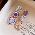 Boucles d'oreilles asymétriques en résine vintage avec breloques fleurs cœur et lune - Or-Bleu-Rouge