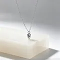 Nahaufnahme einer minimalistischen Edelstahlkette mit Rosenknospenanhänger in Silber - Stahlfarben