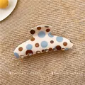 Modische Haarklammer aus Acryl mit blau-braunem Polka-Dot-Design auf cremefarbenem Grund. - L / Cremeweiß Blau Kaffee Punktmuster
