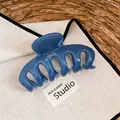 Nahaufnahme einer nebelblauen Acryl-Haarklammer im minimalistischen Haarschmuck-Design - Blau