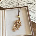 Detailansicht einer edlen Vintage-Muschel-Quastenkette mit Goldperlen und Kordel. - Muschel-Quasten-Stil (1项链-金色-咖色) / Gold und Kaffee