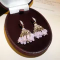 Vue rapprochée de boucles d'oreilles bohèmes avec pampilles en cristal rose et zircon - Boucles d'Oreilles à Gland avec Crochet / Or + Rose