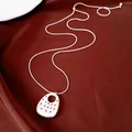 Vista ravvicinata dettagliata della collana con ciondolo ovale in argento con motivo a pois - Ciondolo Ovale / Argento