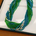 Gros plan de perles de verre multi-rangs vert et turquoise pour un collier à plusieurs fils. - 4# Collier-Vert
