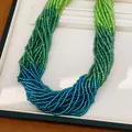 Vue détaillée d'un collier de perles multicouche avec dégradé de vert à bleu intense. - 2# Collier-Vert