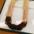 Détail d'un collier multicouche en perles de verre avec dégradé de tons ambrés et jaunes. - 1# Collier-Café