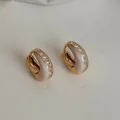 Detailansicht französischer Vintage-Creolen in Gold mit weißem Emaille und Zirkonien - Französischer Vintage-Ohrclip / Gold