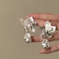 Gedetailleerd overzicht van bloemoorbellen met kristallen en unieke barokparels - Bloemparel (HE35813-1) / Zilver-Wit