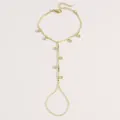 Vue détaillée d'une chaîne de main dorée avec pendentifs en zircon et anneau de doigt. - Style Pendentif Strass Rond (10271) / Or 14 carats