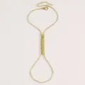 Vue détaillée d'un bracelet de doigt et chaîne de main dorée avec extension réglable - Style Chaîne Tissée (N-681) / Or 14 carats