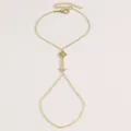 Vue détaillée d'un bracelet bague doré minimaliste avec charme étoile et trèfle en zircon - Style Trèfle Étoile (1458) / Or 14 carats