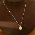 Detailansicht einer eleganten 18k vergoldeten Kette mit Perlen- und Zirkonia-Anhänger - Gold