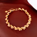 Détail d'un bracelet en forme de cœur plaqué or 24 carats avec texture brossée et zircons - Cœur Brossé (Plaqué Or) / Or