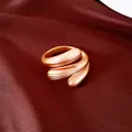 Detail der einzigartigen geometrischen Rippentextur dieses eleganten offenen Goldrings - Gold