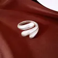 Detailansicht des gebürsteten silbernen Wassertropfen-Rings auf Seidenhintergrund - Silber