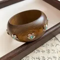 Gros plan d'un bracelet en bois vintage avec des fleurs en argent et touches turquoises - 2# Style Incrusté de Fleurs (Café-Argent)