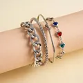 Detailweergave van 4-delige zilverkleurige armbandset met glazen hartjes en knoop - 4-delige set / Zilver - Regenboog
