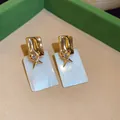 Détail de boucles d'oreilles élégantes plaquées or 18 carats avec zircon et nacre. - Style Étoile Carrée / Pack de 1 paire / Or-Blanc