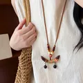 Close-up van een retro houten kralenketting in New Chinese stijl met een erwtvormige hanger - Bruin-Groen