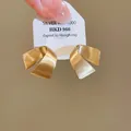 Dettaglio di orecchini a lobo a forma di C dorati spazzolati con perno in argento S925 - Stile spazzolato a forma di C / Oro