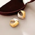 Nahaufnahme zweifarbiger Creolen mit eleganter gebürsteter Gold- und Silberoberfläche - Gold und Silber Zweifarbig
