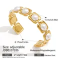 Vue détaillée d'un bracelet jonc ajustable en acier inoxydable doré avec perles de verre - Style Perle de Verre Vintage (JDB0107036) / Or