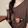 Detailansicht einer stilvollen Brillenhalter-Halskette aus Leder mit braunen Punkten. - Kaffeefarbene Punkte