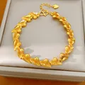 Nahaufnahme eines 24k vergoldeten Herzarmbands mit gebürsteter Textur und Zirkon-Akzenten - Gold