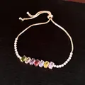 Detailansicht eines verstellbaren Armbands mit lebhaften, mehrfarbigen ovalen Zirkonias. - Gold-Mehrfarbig-Rundes Layout