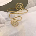 Vergoldete spiralförmige Oberarmspange mit gehämmerter Struktur für Damen Stil - Armspange / Gold