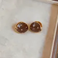 Elegante braune Emaille-Ohrringe mit weißen Punkten und Goldrand für Damen im Retrostil - Braun