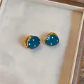 Gedetailleerd overzicht van blauwe emaille oorbellen met witte stippen en goudkleurig metaal - Goud-Blauw / Blauw