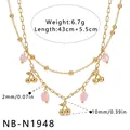 Detailansicht der doppellagigen Kirsch-Halskette aus Edelstahl mit rosa Acrylperlen - 18K-Gold / Kirschenanhänger-Stil (NB-N1948)