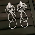 Detailansicht mehrlagiger silberner Quastenohrringe mit weißen Perlen für Damen. - Mehrlagige Quaste Perlen Ohrstecker (HE35542) / Silber
