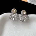 Vue détaillée de boucles d'oreilles argentées plissées avec pierres champagne - Argent (Tige en argent)