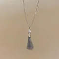 Detail van een Franse stijl roestvrijstalen kwastjesketting met elegante kralen - Ketting / Zilver-Wit