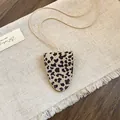 Detailopname van retro brilclip hanger ketting met luipaardprint op linnen - Luipaard Hanger / Beige-Zwart