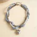 Detailopname van vintage meerlaagse ketting met parels, blauwe stenen en zilveren hart. - Gelaagde Hart Ketting Pendentif / Wit, Blauw