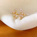 Elegante vergoldete Stern-Ohrklemmen mit funkelnden Zirkonia für Ohren ohne Löcher - Ein Paar / Gold