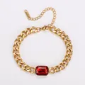 Detail eines 18k vergoldeten Panzerarmbands mit großem rechteckigem rotem Zirkon. - Gold-Roter Zirkonia