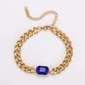 Detailansicht eines 18k vergoldeten Panzerarmbands aus Edelstahl mit blauem Zirkon - Gold-Blauer Zirkonia