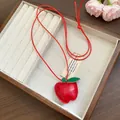 Rote Leder-Apfel-Anhänger-Halskette in einer hochwertigen hölzernen Schmuckbox. - Rot