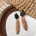 Détail de boucles d'oreilles ethniques en bois avec grain naturel style vintage - Crochets de boucles d'oreilles / Or, Café