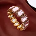 Detailopname van een gouden elastische armband met ovale roze kristallen luxe stijl - Ovale Strass Stijl (HB7060) / Goud-Roze