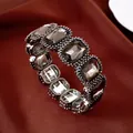 Macro-opname van een luxe rekbare armband met donkergrijze kristallen op zijde - Ovale Strass Stijl (HB7060) / Gunmetal