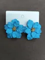 Elegante mattblaue Kamelien-Ohrstecker mit goldenen Details in der Mitte für Damen. - Blau