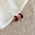 Nahaufnahme von burgunderroten gepunkteten C-Ohrringen mit glänzendem Emaille-Finish - Goldene Innenwand / S / Rot