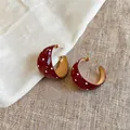 Detailansicht dunkelroter Emaille-Creolen mit weißen Pünktchenmustern für Damen. - Goldene Innenwand / L / Rot