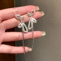 Elegante silberne Schmetterlings-Quastenohrringe mit funkelnden Strasssteinen. - Quaste Schleife Ohrstecker (HE35775) / Silber