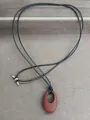 Minimalistische Halskette mit braunem ovalem Hohl-Anhänger und schwarzem Lederband - Braunrot